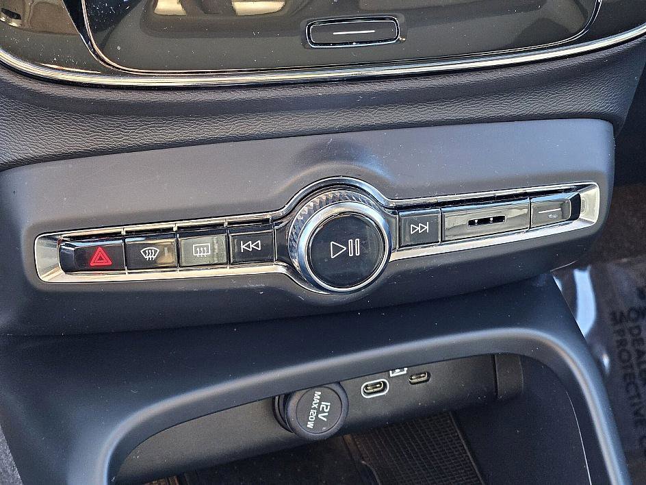 Used 2024 Volvo XC40 B5 Plus w/ Climate Package image 25