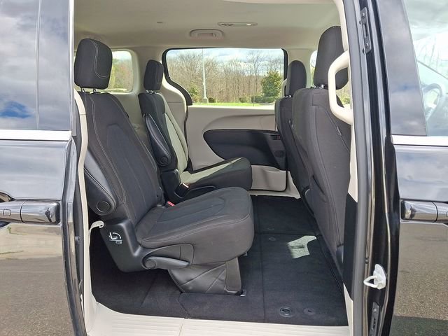 Used 2023 Chrysler Voyager LX image 10
