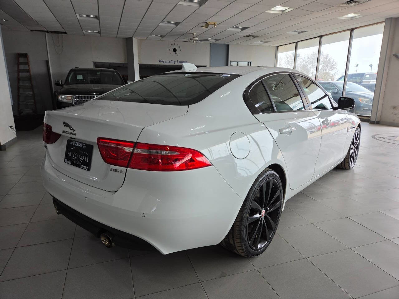 Used 2017 Jaguar XE Prestige RWD image 7