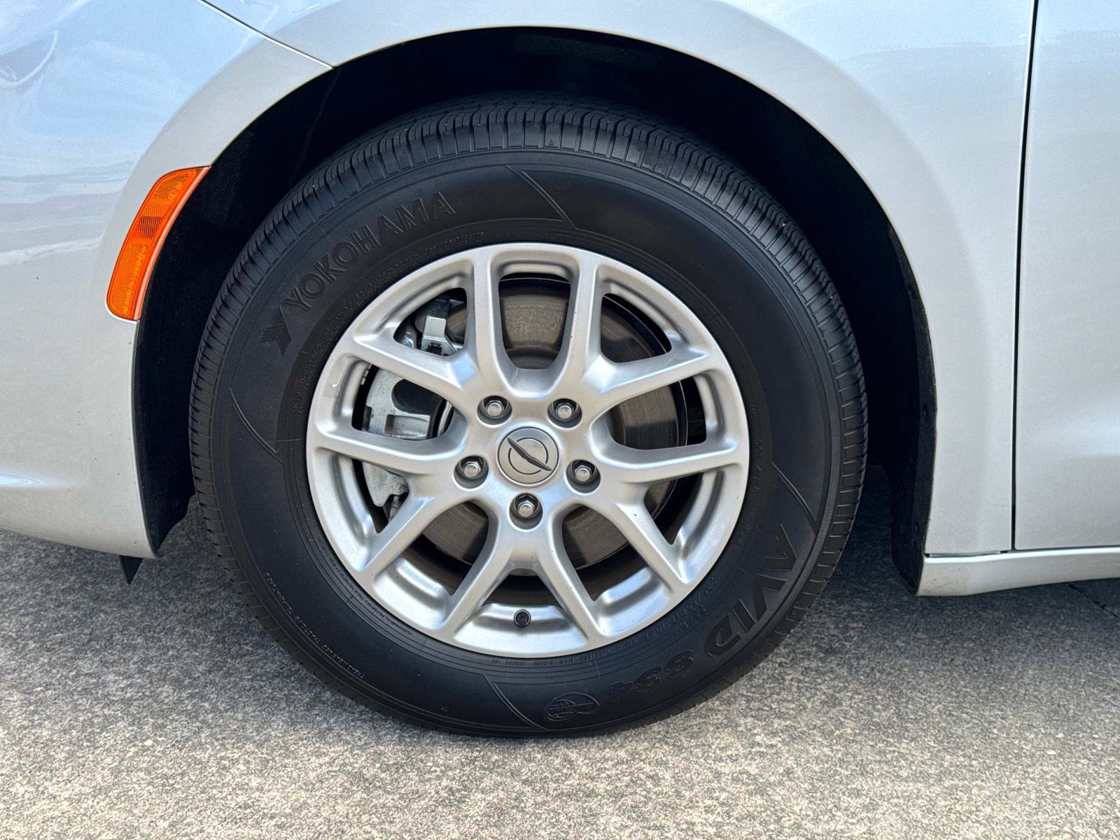 Certified 2024 Chrysler Pacifica Touring-L image 10