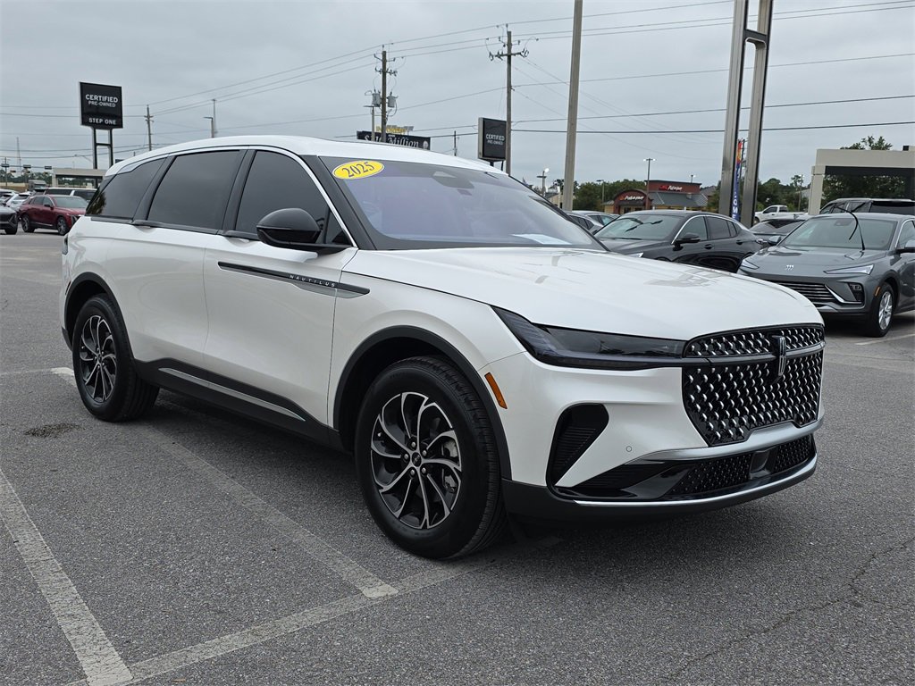 Used 2025 Lincoln Nautilus Premier w/ Equipment Group 102A image 9