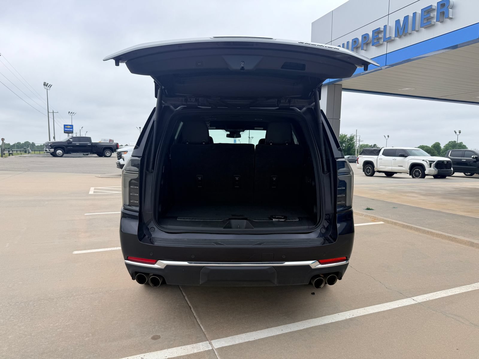Used 2025 Chevrolet Tahoe Premier AWD/4WD image 8