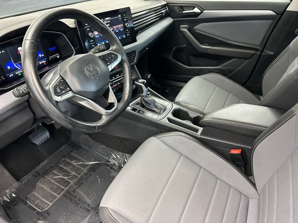 Used 2025 Volkswagen Jetta SE FWD image 9