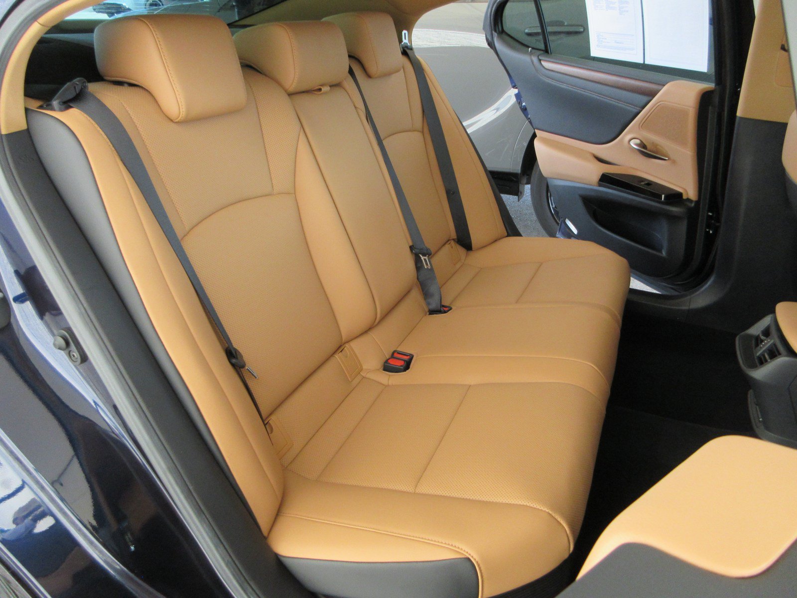 Used 2025 Lexus ES 300h w/ Premium Package FWD image 19