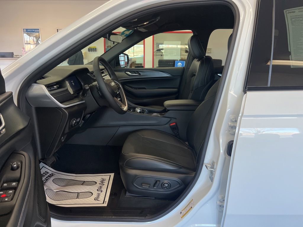 New 2025 Jeep Grand Cherokee Altitude image 6