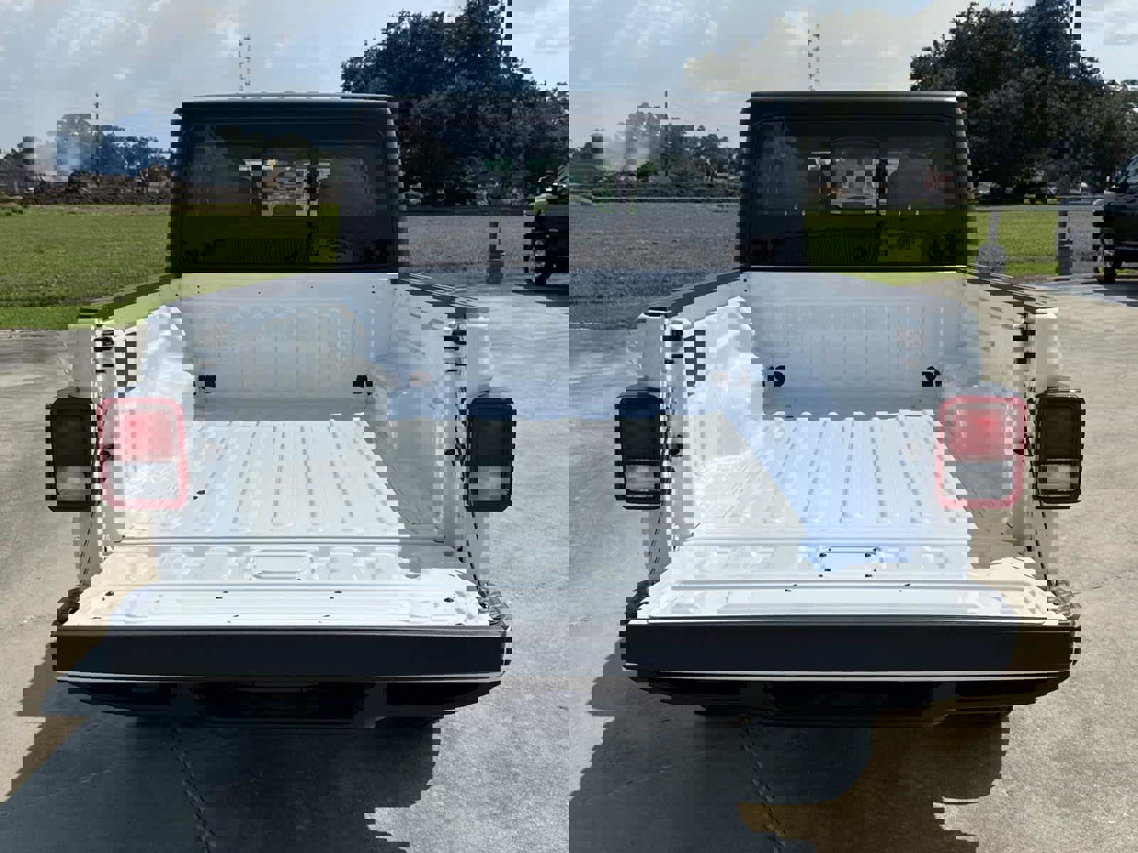 New 2025 Jeep Gladiator Sport image 11