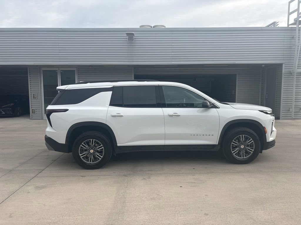 Used 2025 Chevrolet Traverse LT image 4