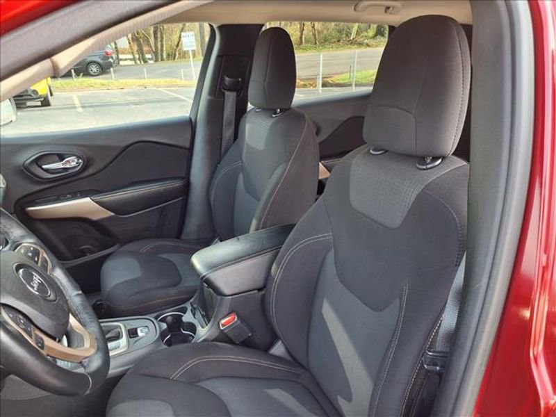 Used 2017 Jeep Cherokee Latitude w/ Safety/Convenience Group image 12