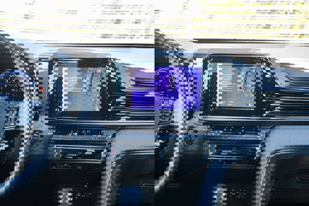 Used 2025 Toyota Camry SE image 13