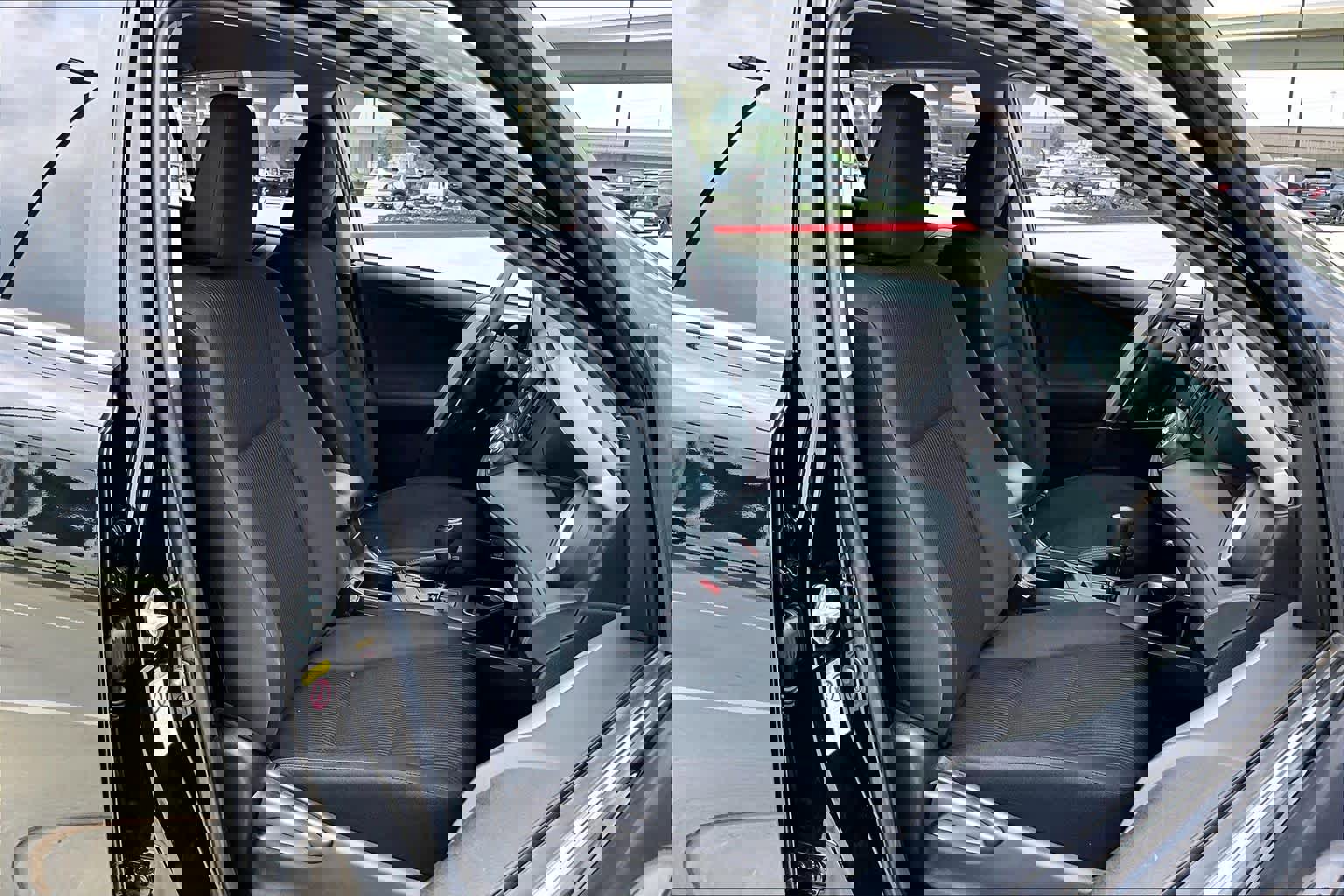 Used 2018 Toyota RAV4 LE FWD image 9