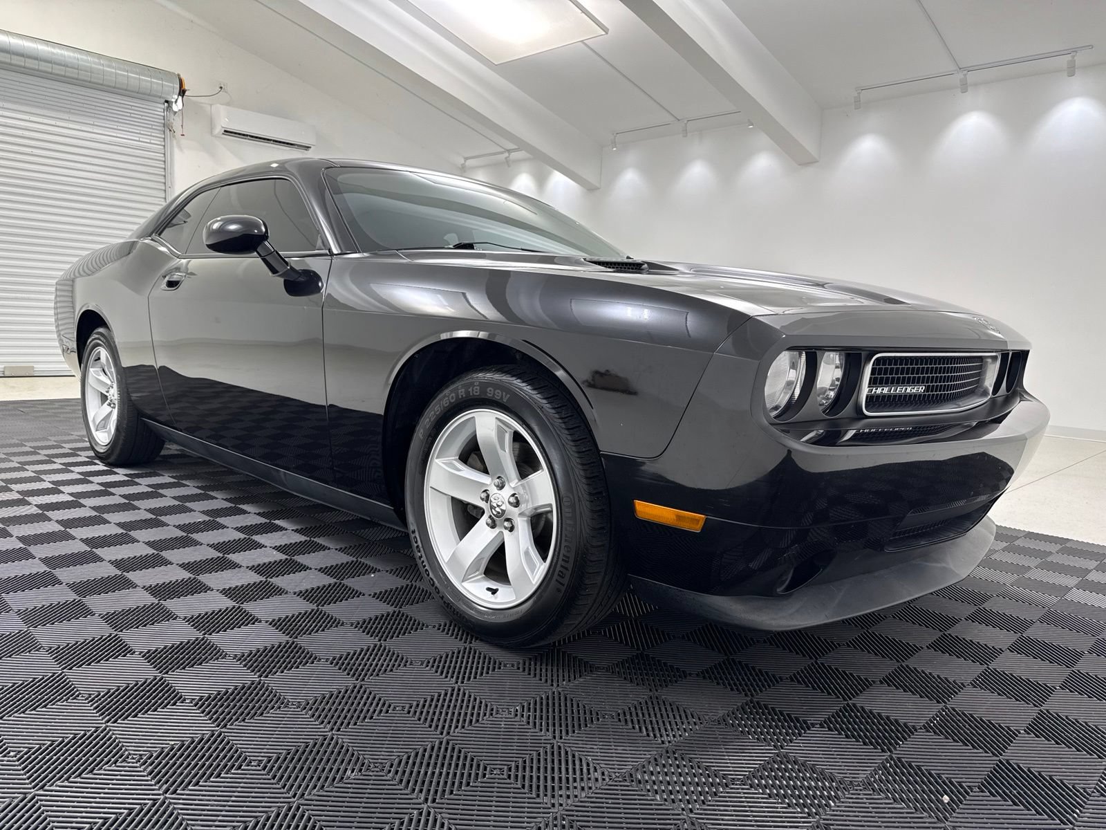 Used 2010 Dodge Challenger SE RWD image 1
