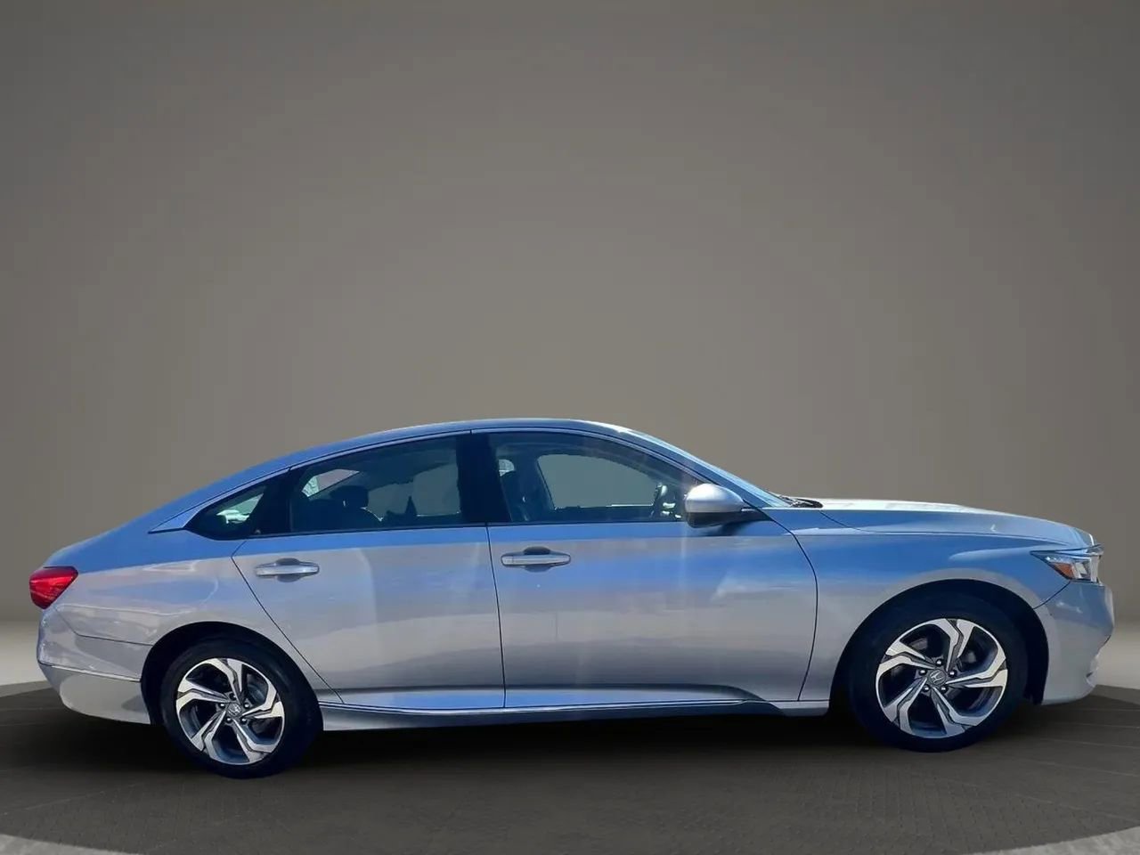 Used 2018 Honda Accord EX image 4