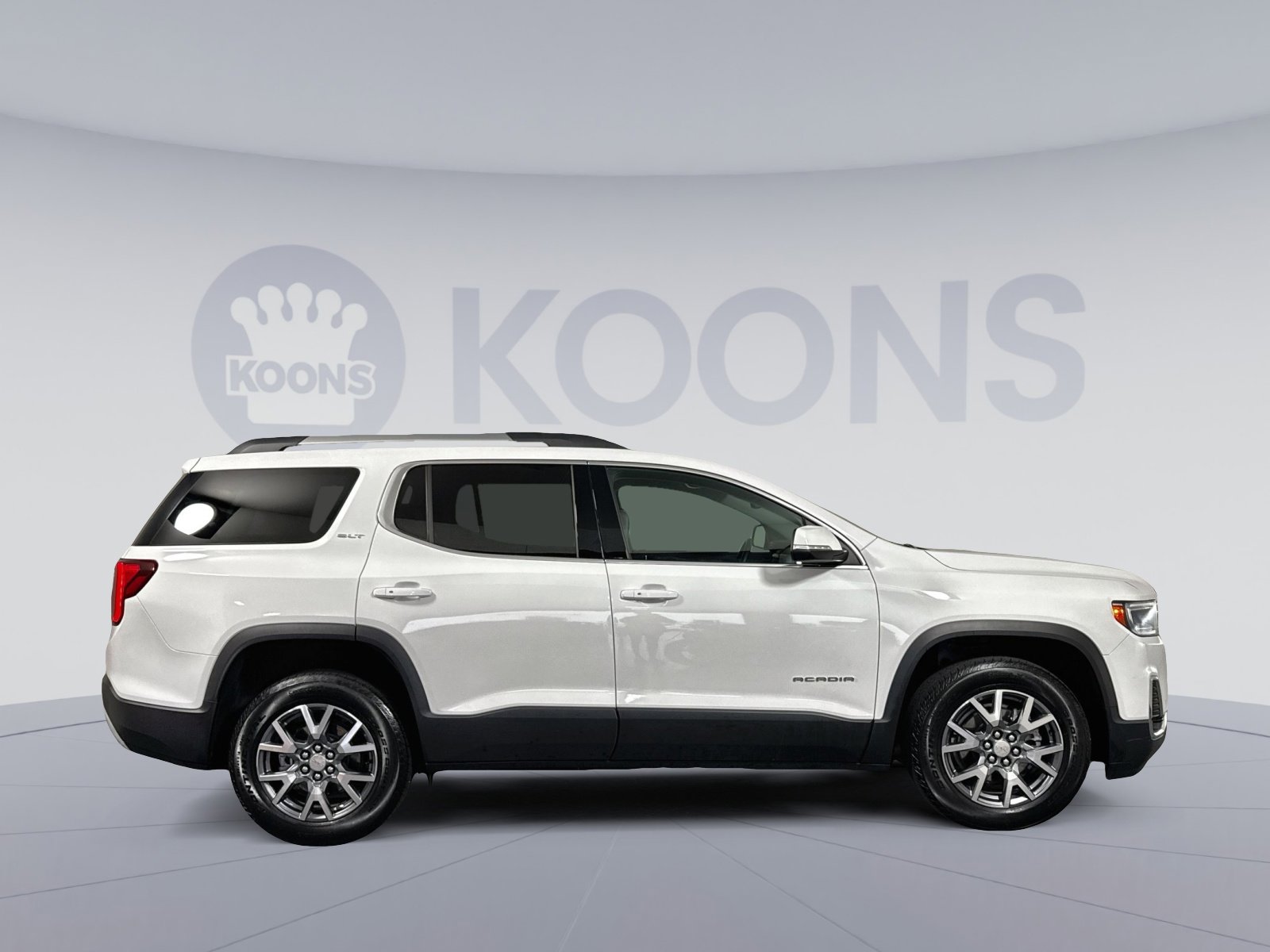 Used 2023 GMC Acadia SLT w/ Preferred Package image 8