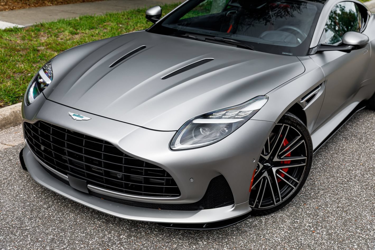 Used 2024 Aston Martin DB12 Coupe RWD image 33
