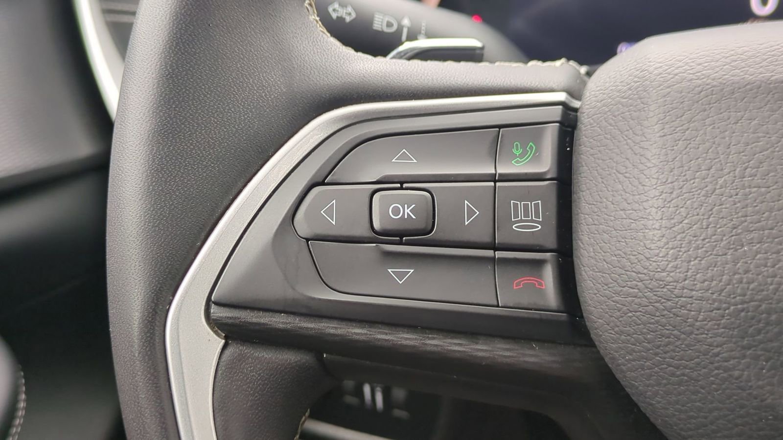 Used 2023 Jeep Grand Cherokee Altitude image 28