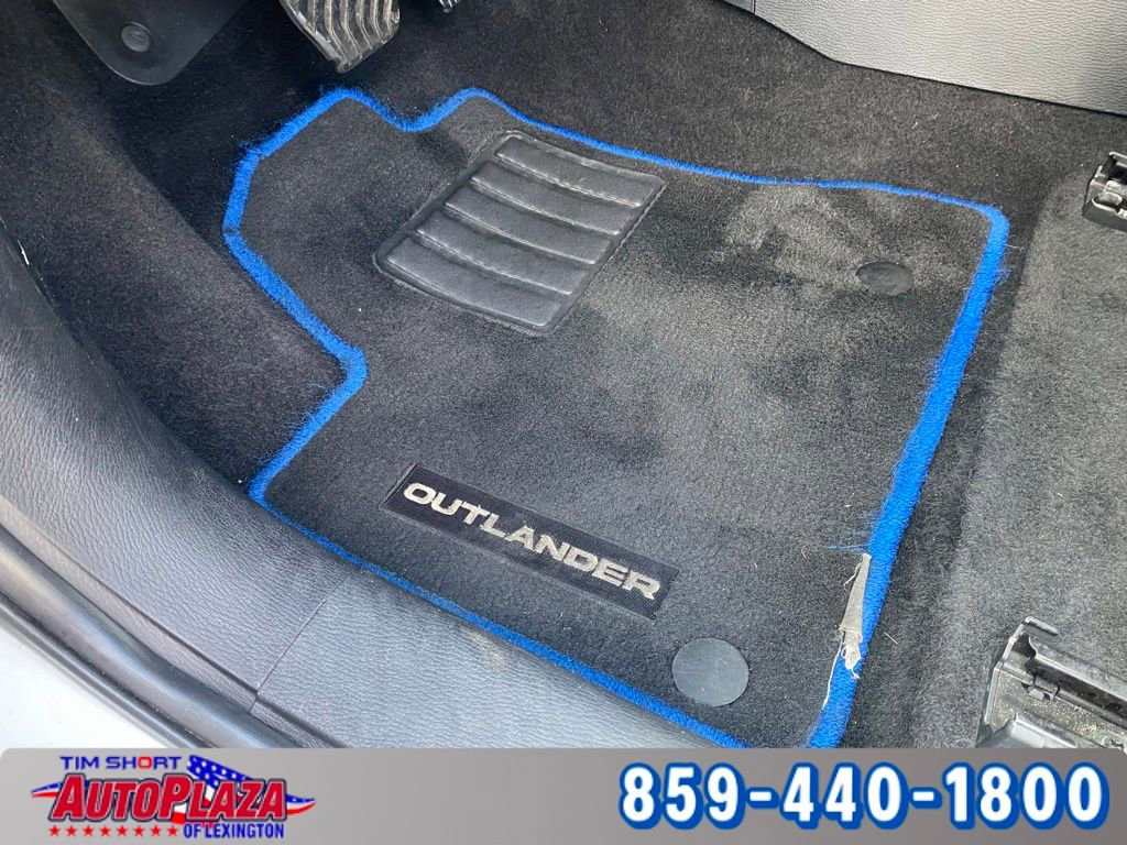 Used 2023 Mitsubishi Outlander SE image 30