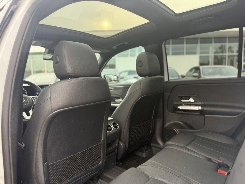 Used 2022 Mercedes-Benz GLB 250 4MATIC image 16