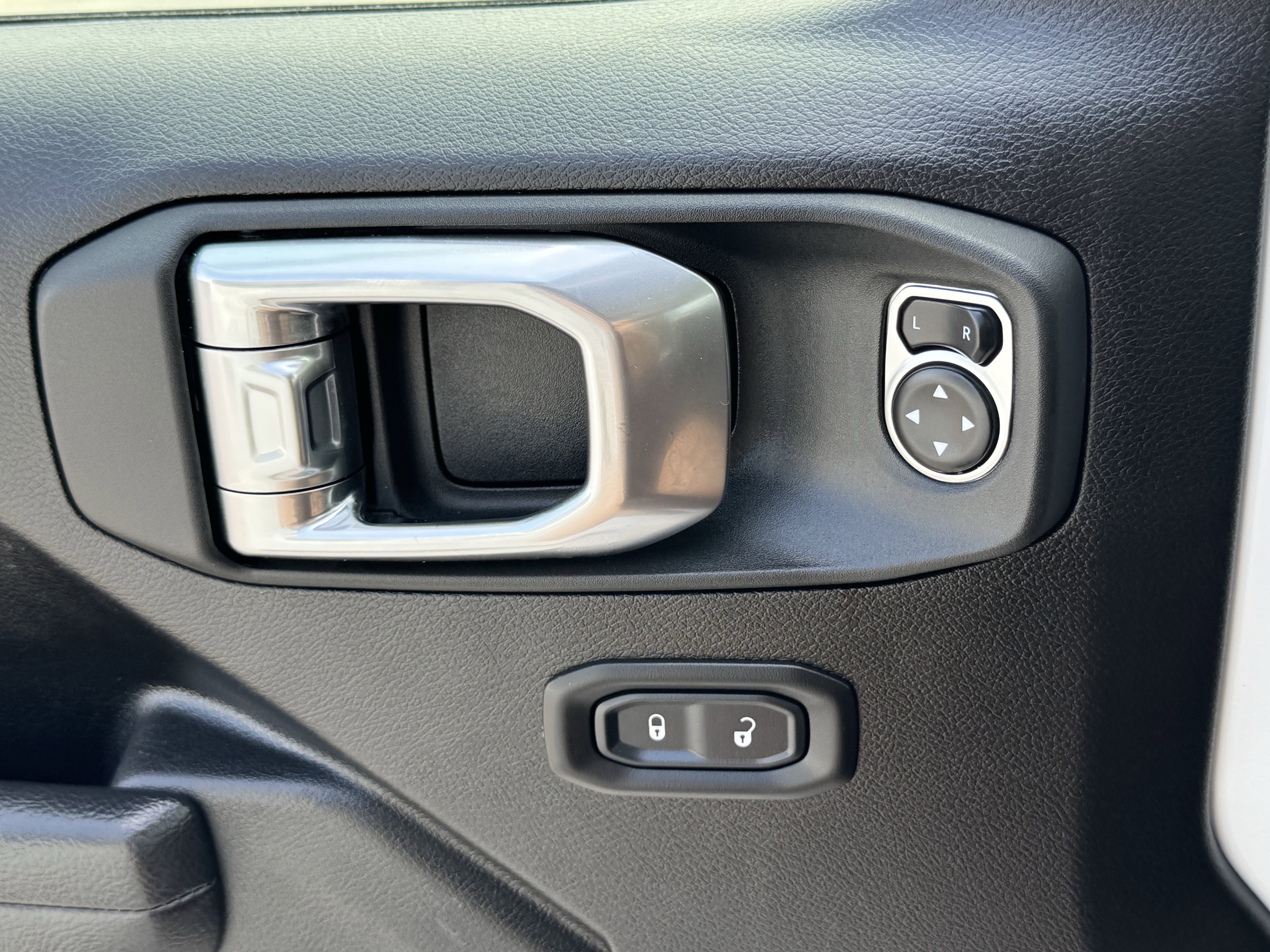 Used 2025 Jeep Wrangler Unlimited Rubicon image 26