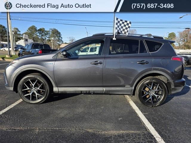 Used 2018 Toyota RAV4 SE image 3