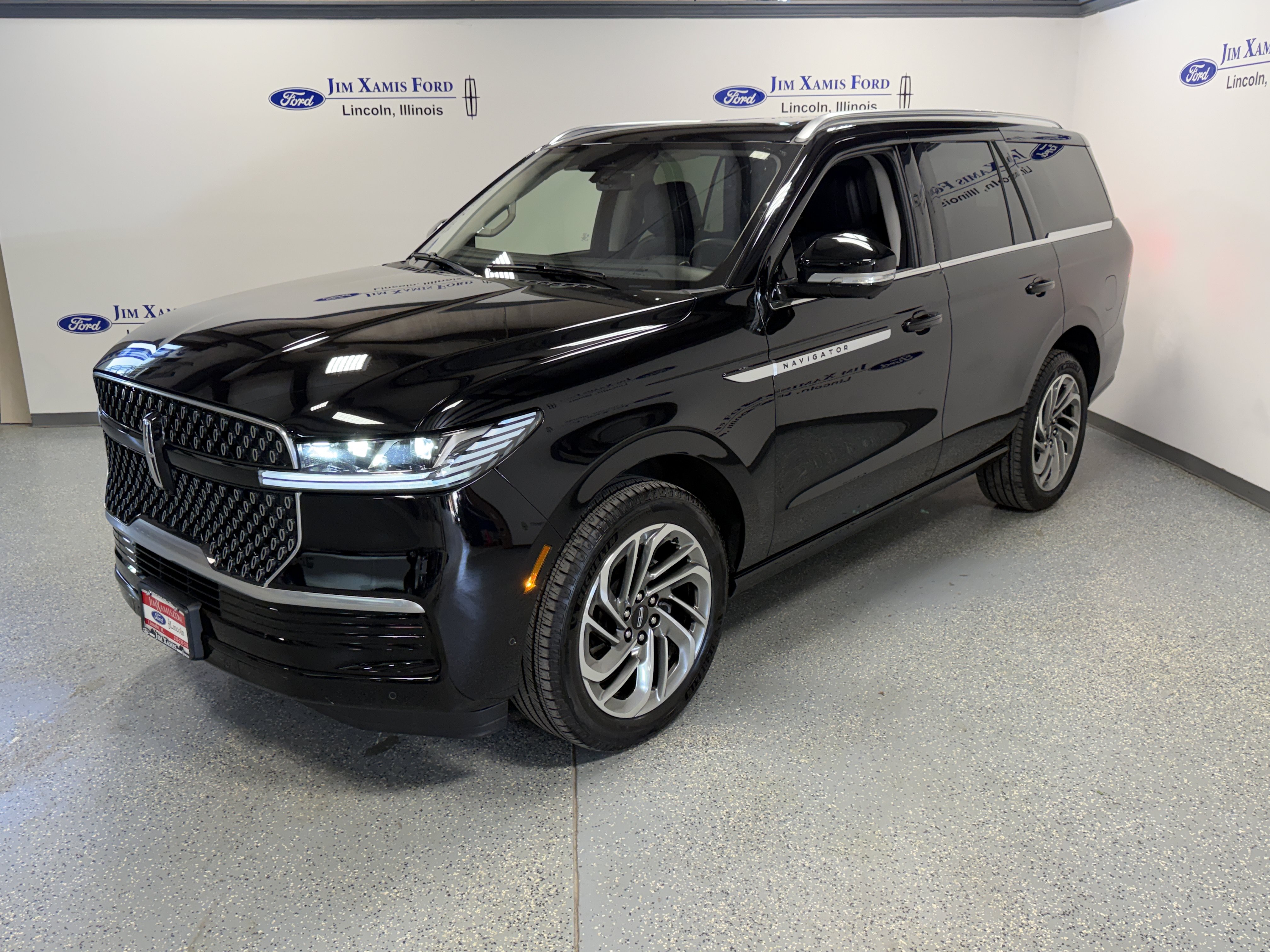 Used 2025 Lincoln Navigator Reserve AWD/4WD image 3
