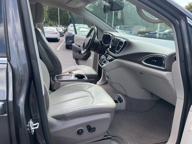Used 2019 Chrysler Pacifica Touring-L Plus w/ Tire & Wheel Group FWD image 19