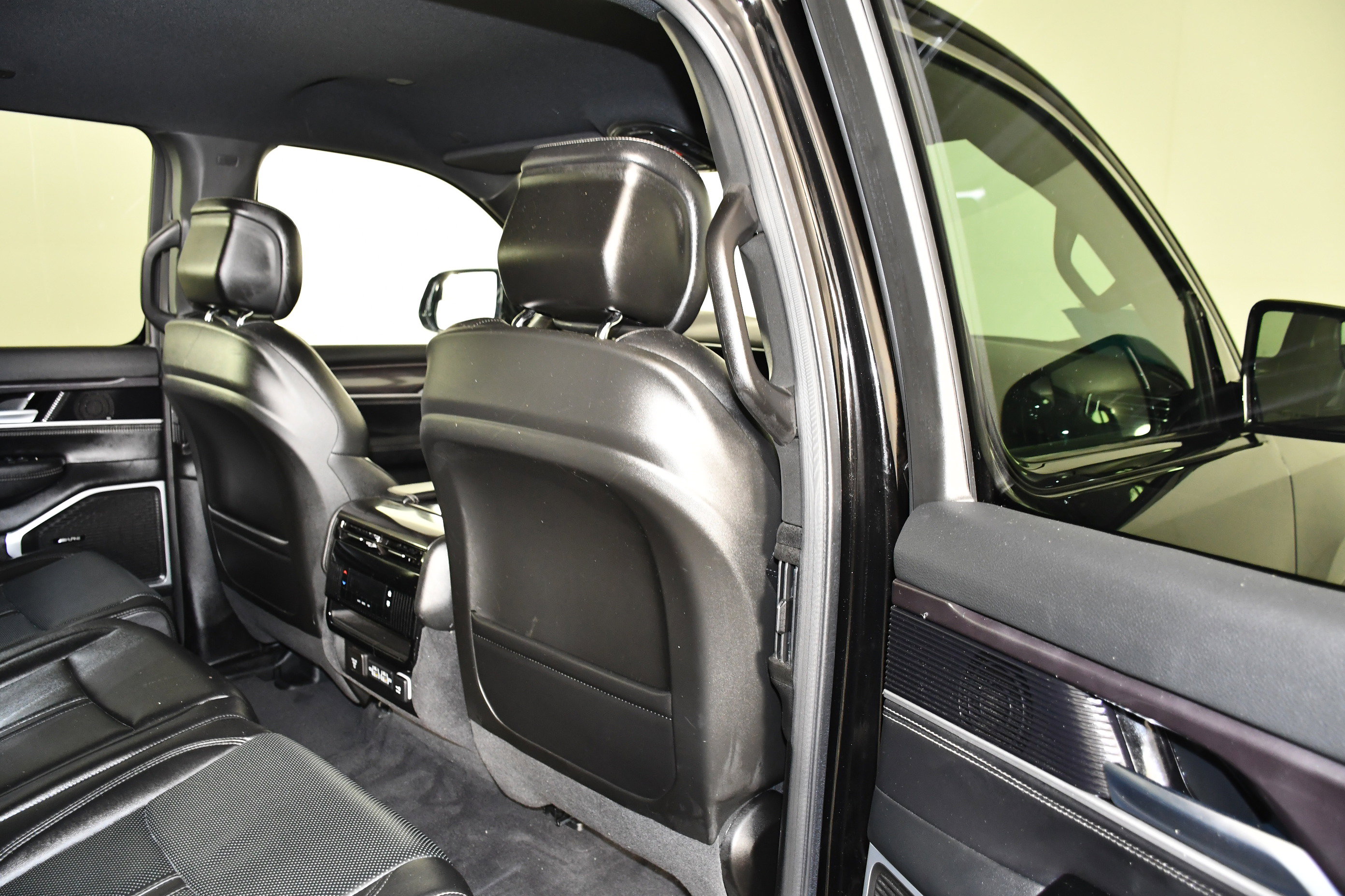 Used 2024 Jeep Wagoneer 4WD w/ HD Trailer Tow Package image 47