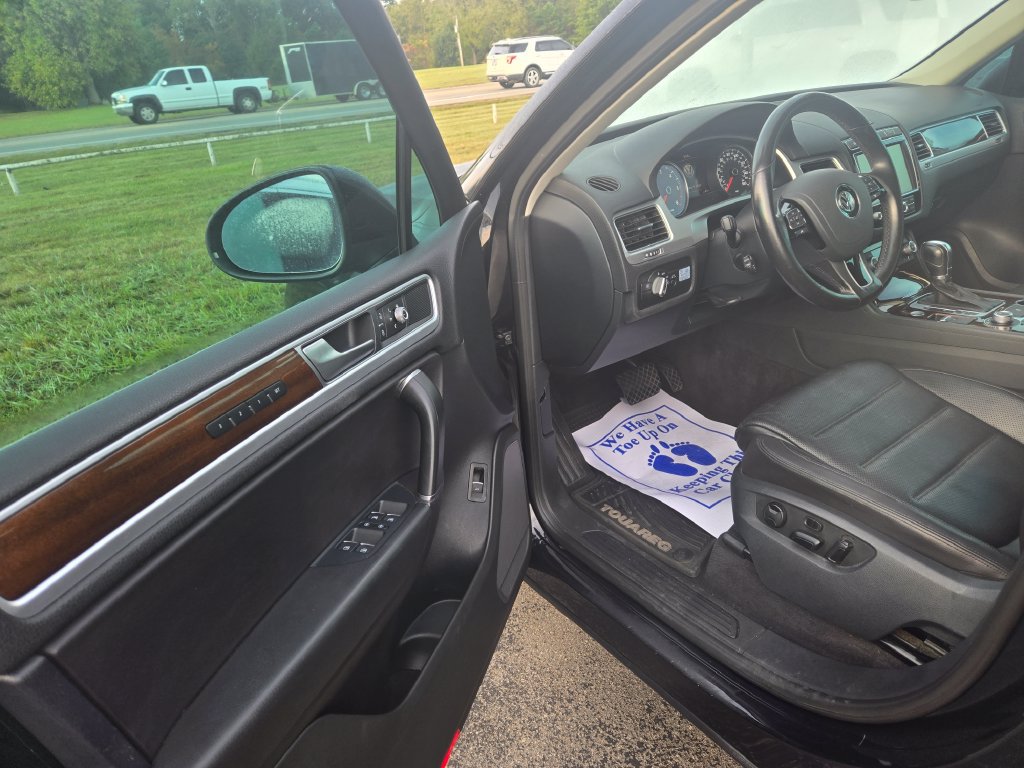 Used 2016 Volkswagen Touareg Sport AWD/4WD image 6