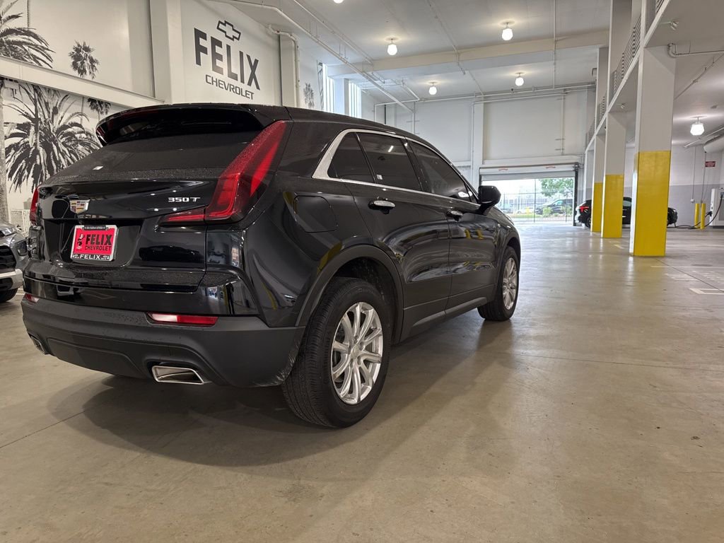 Used 2022 Cadillac XT4 Luxury w/ Cold Weather Package image 5