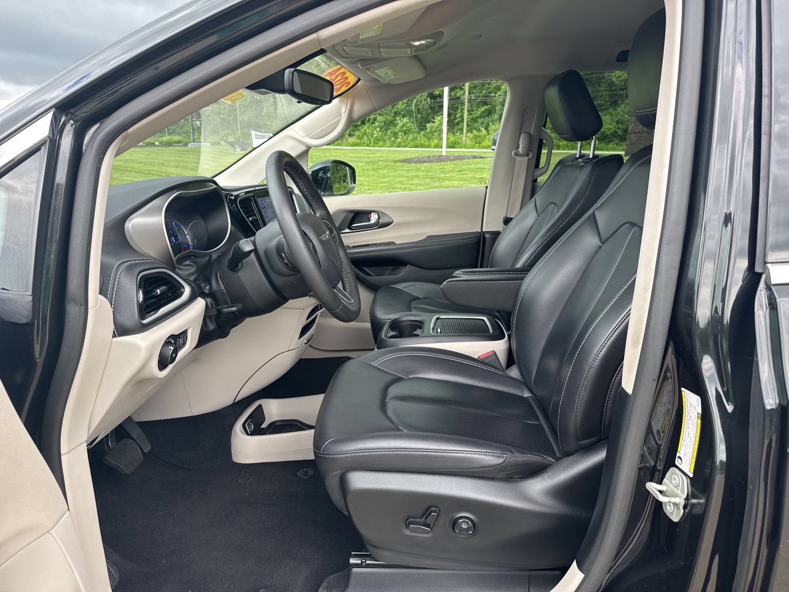 Used 2024 Chrysler Pacifica Limited FWD image 19