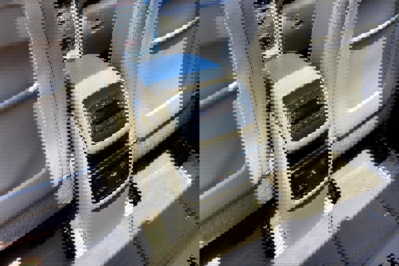 Used 2011 GMC Acadia SLT image 35