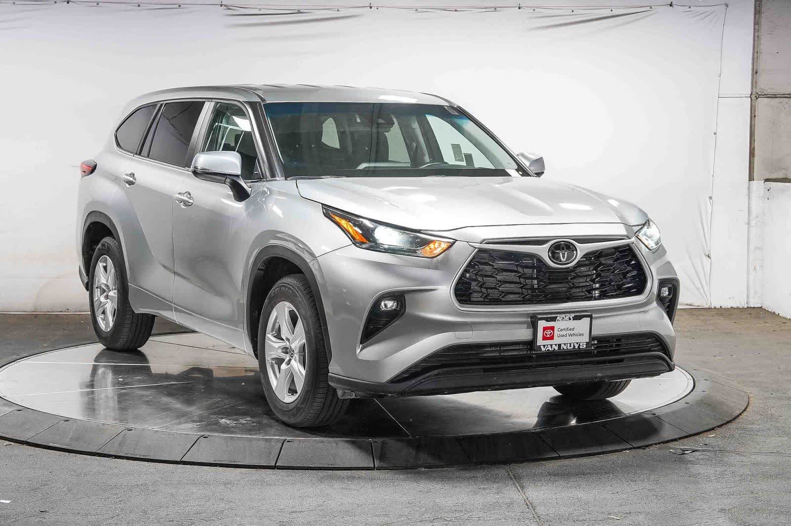 Used 2025 Toyota Highlander LE FWD image 5