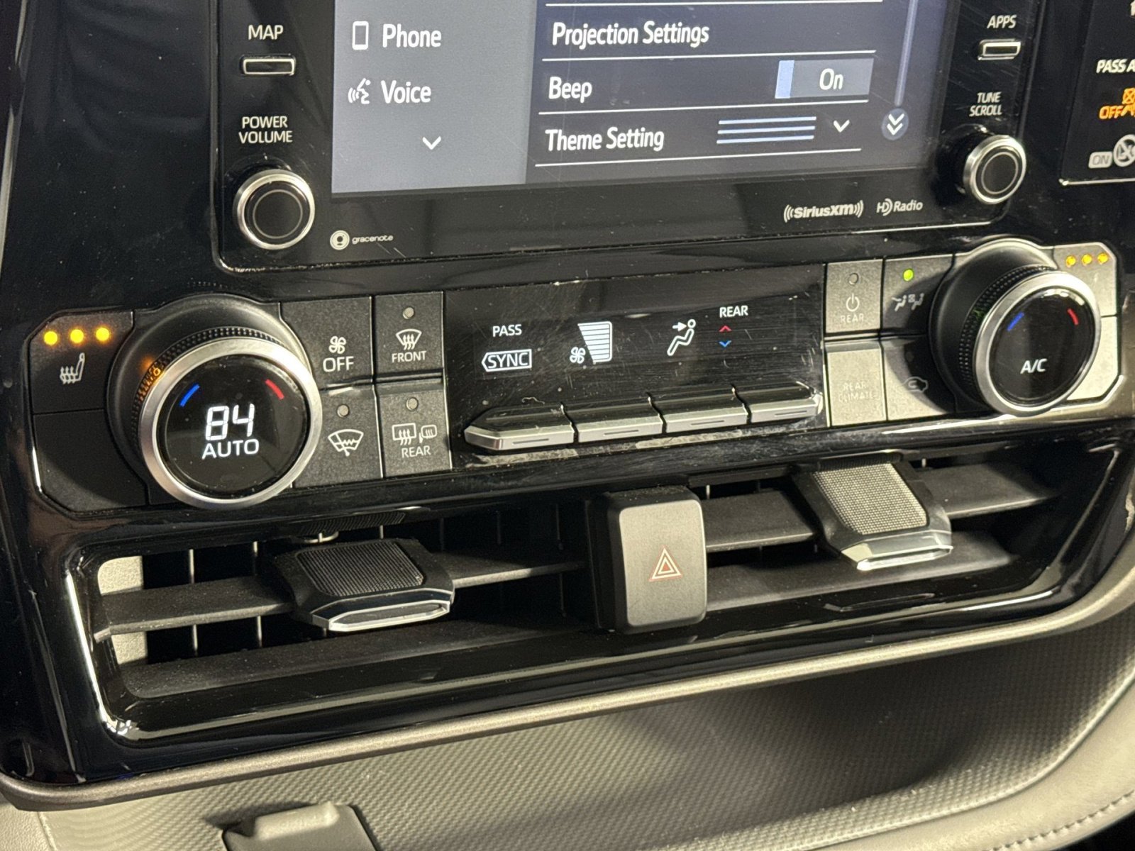 Used 2022 Toyota Highlander XLE FWD image 33