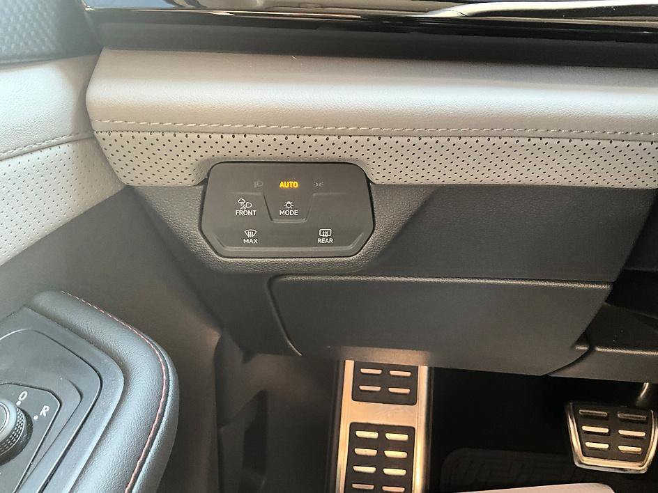 Used 2025 Volkswagen Atlas Peak Edition SE AWD/4WD image 19