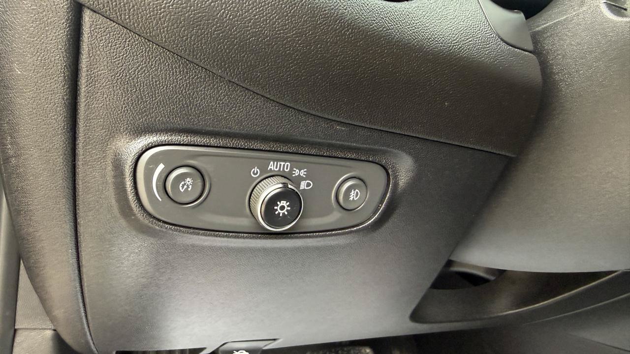 Used 2018 Chevrolet Equinox Premier AWD/4WD image 18