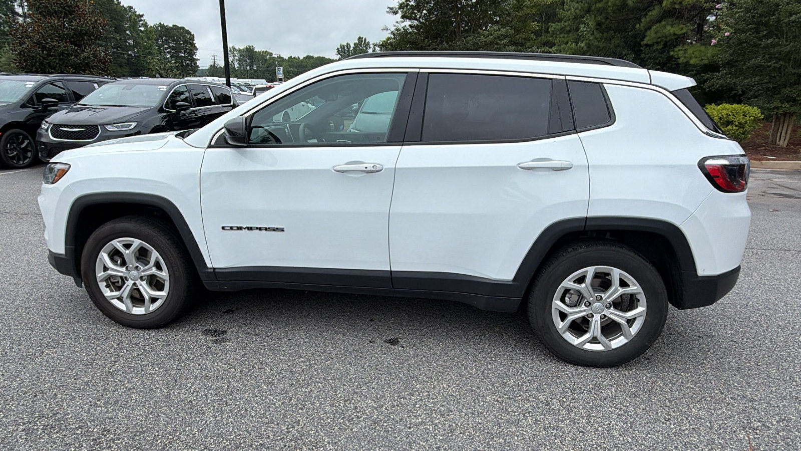 Used 2024 Jeep Compass Latitude AWD/4WD image 11
