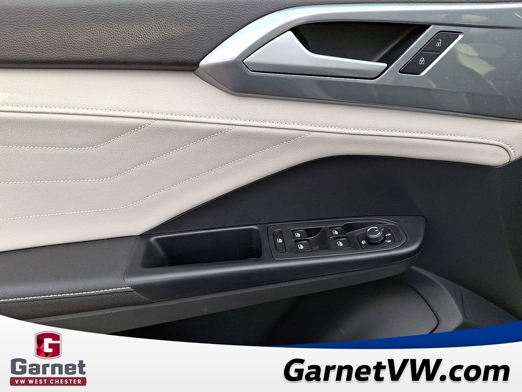 Used 2025 Volkswagen Taos SEL image 13