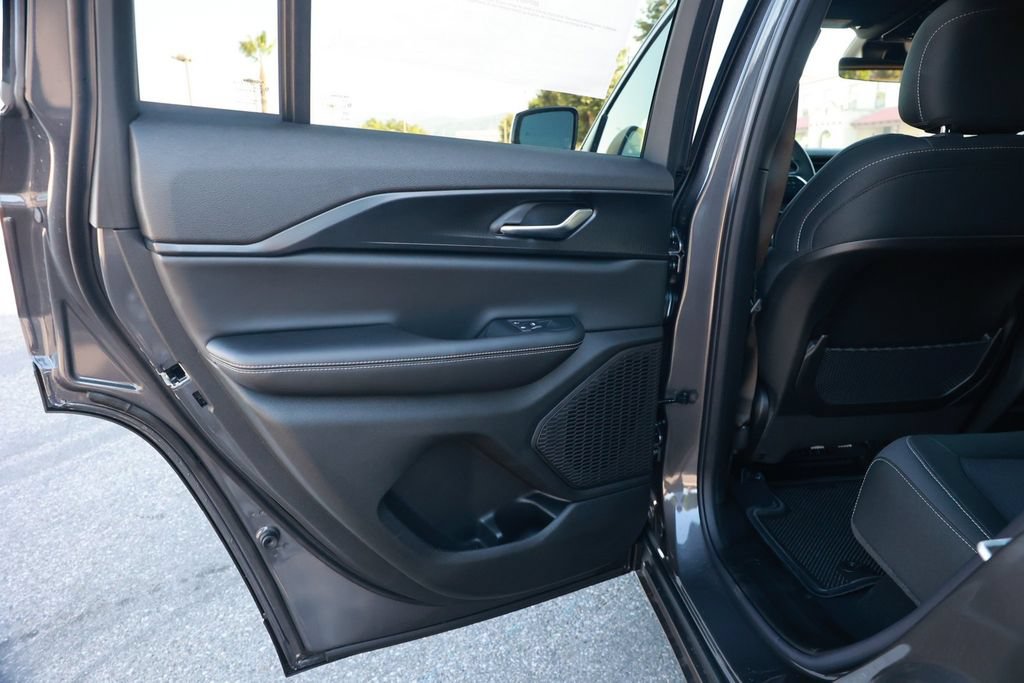 New 2026 Jeep Grand Cherokee Laredo RWD image 31