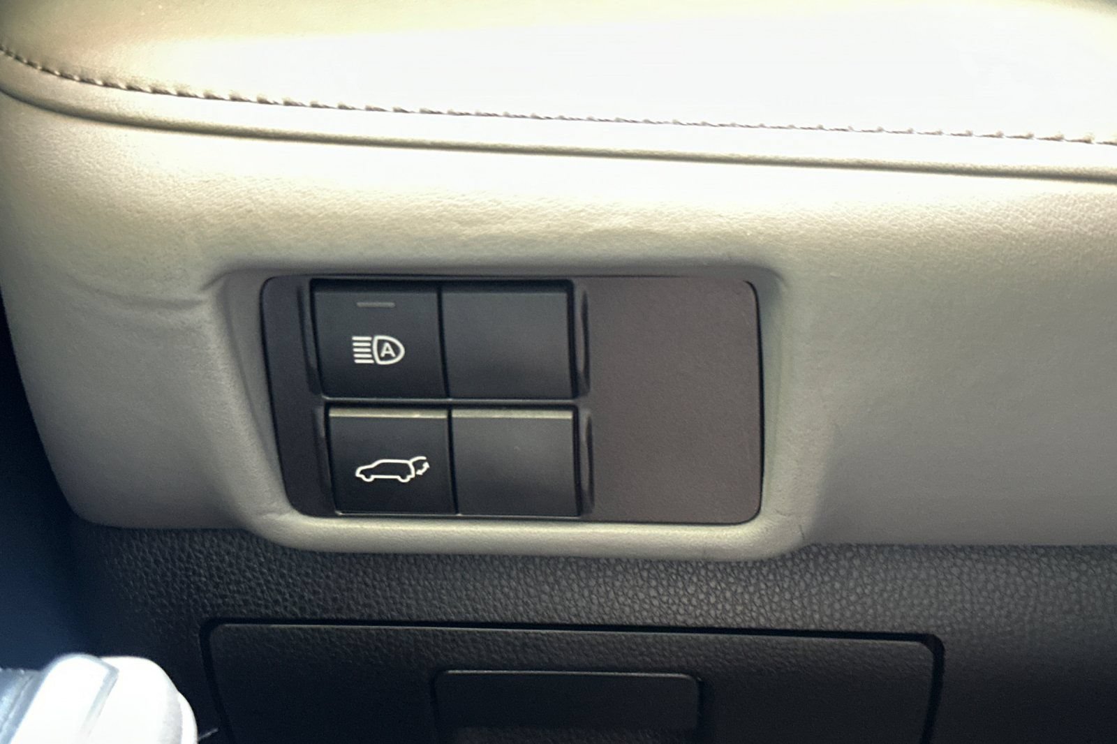 Used 2022 Toyota Highlander XLE AWD/4WD image 32