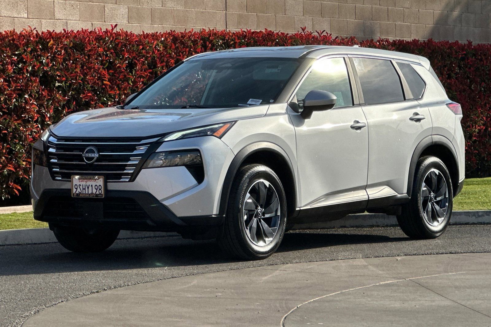 Used 2025 Nissan Rogue SV image 8