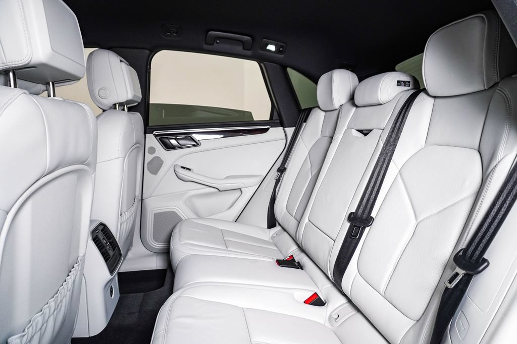 Certified 2026 Porsche Macan AWD/4WD image 17
