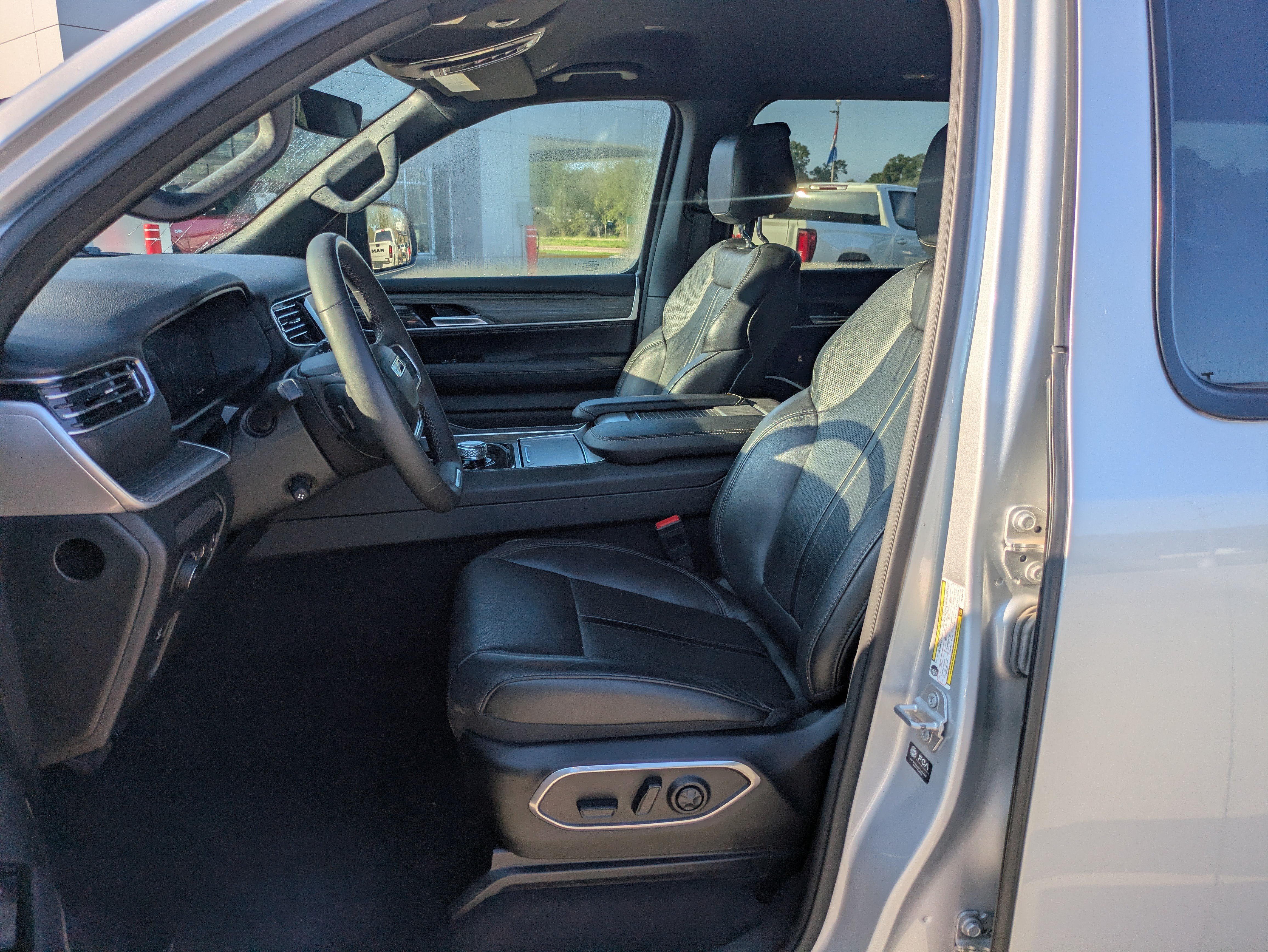 Used 2024 Jeep Wagoneer L Series II w/ Flexible Seating Group RWD image 4