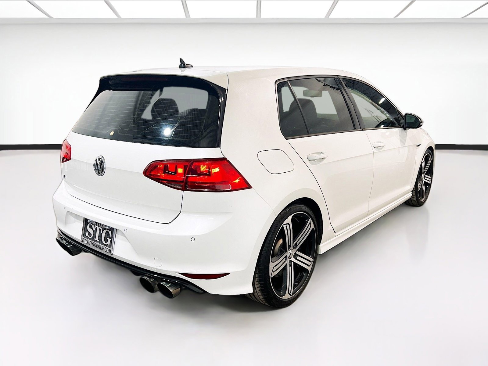 Used 2016 Volkswagen Golf R 4-Door image 4
