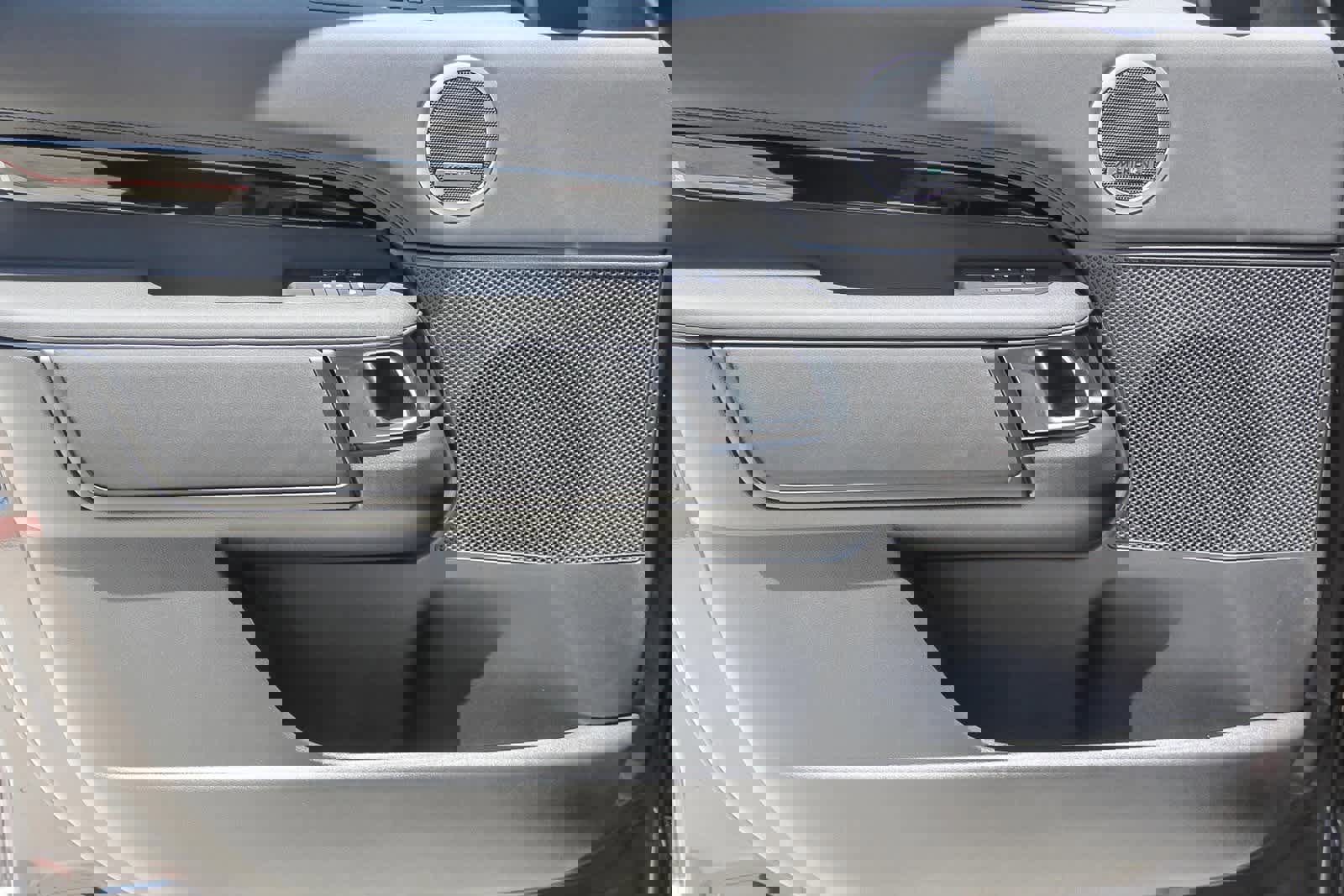 New 2025 Land Rover Discovery S image 18