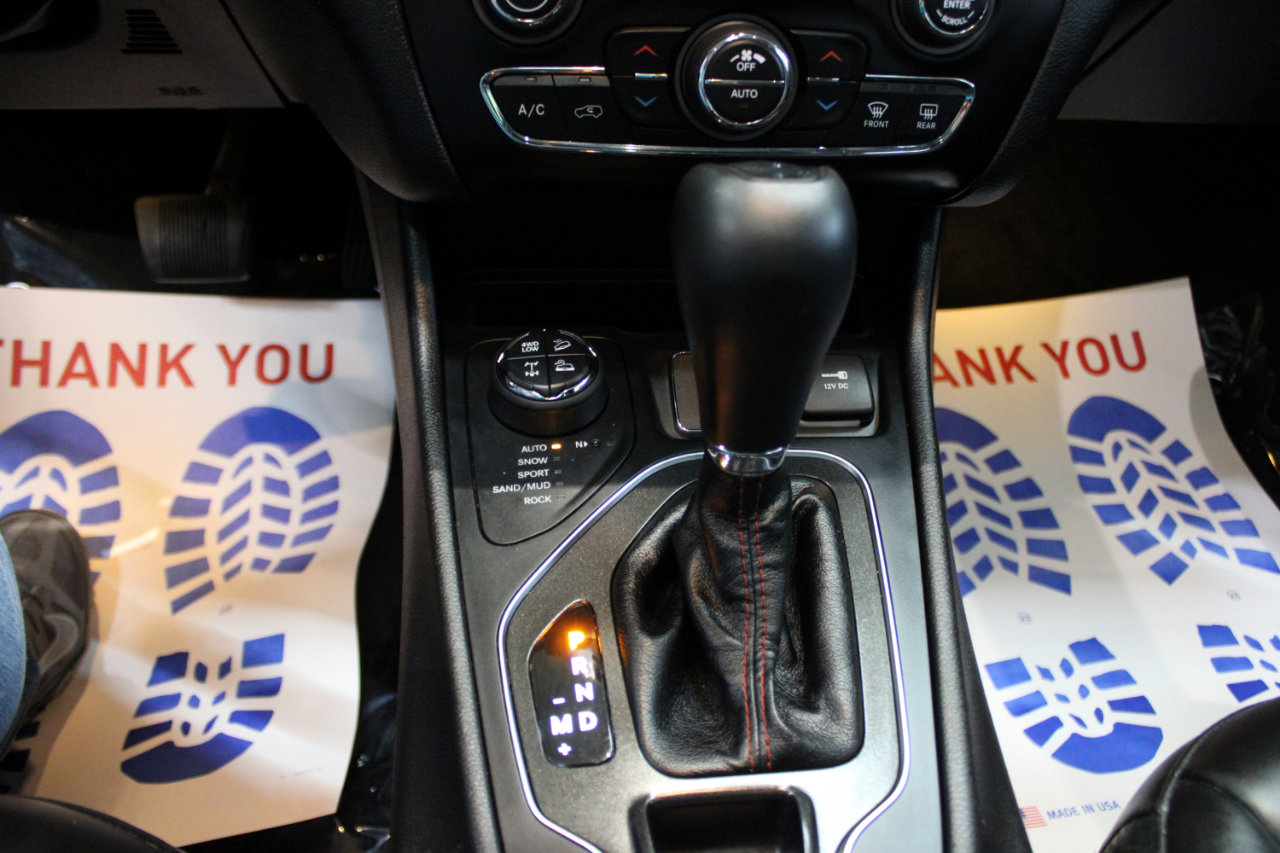 Used 2019 Jeep Cherokee Trailhawk w/ Comfort & Convenience Group image 16