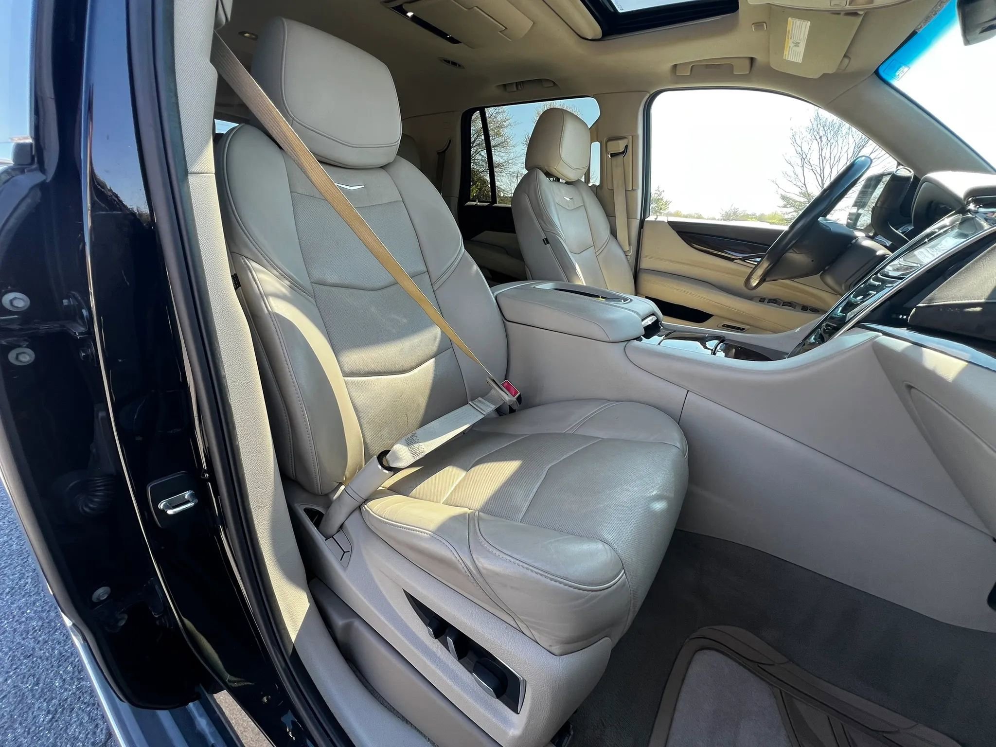 Used 2017 Cadillac Escalade Premium Luxury AWD/4WD image 13