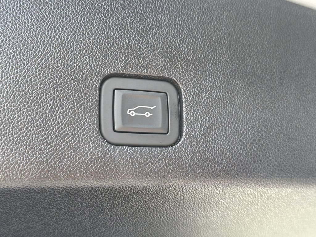 Certified 2025 Cadillac XT6 Luxury FWD image 14