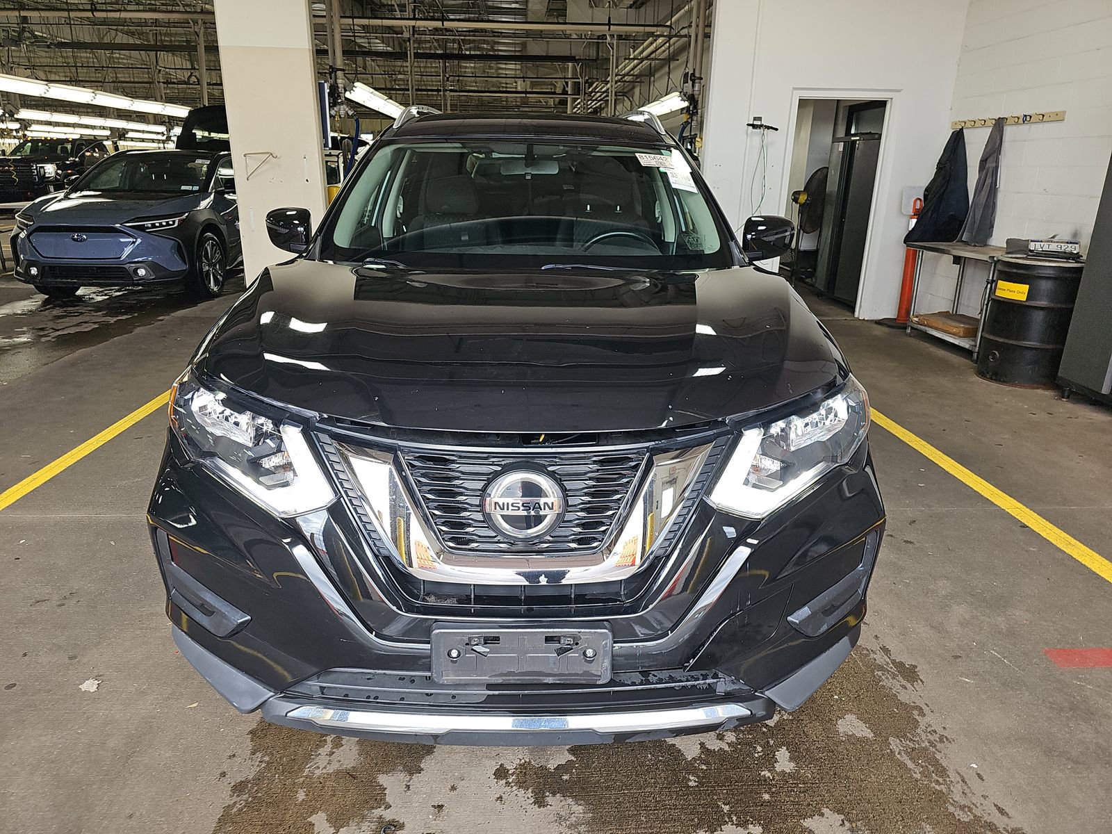 Used 2018 Nissan Rogue SV image 2