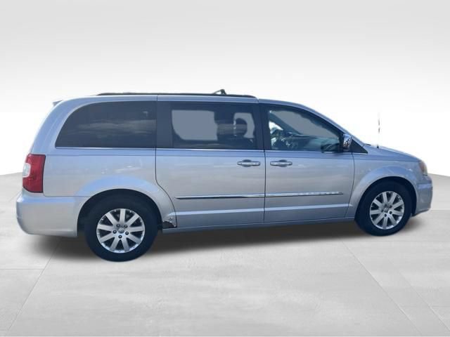 Used 2012 Chrysler Town & Country Touring-L w/ Entertainment Group #2 FWD image 16