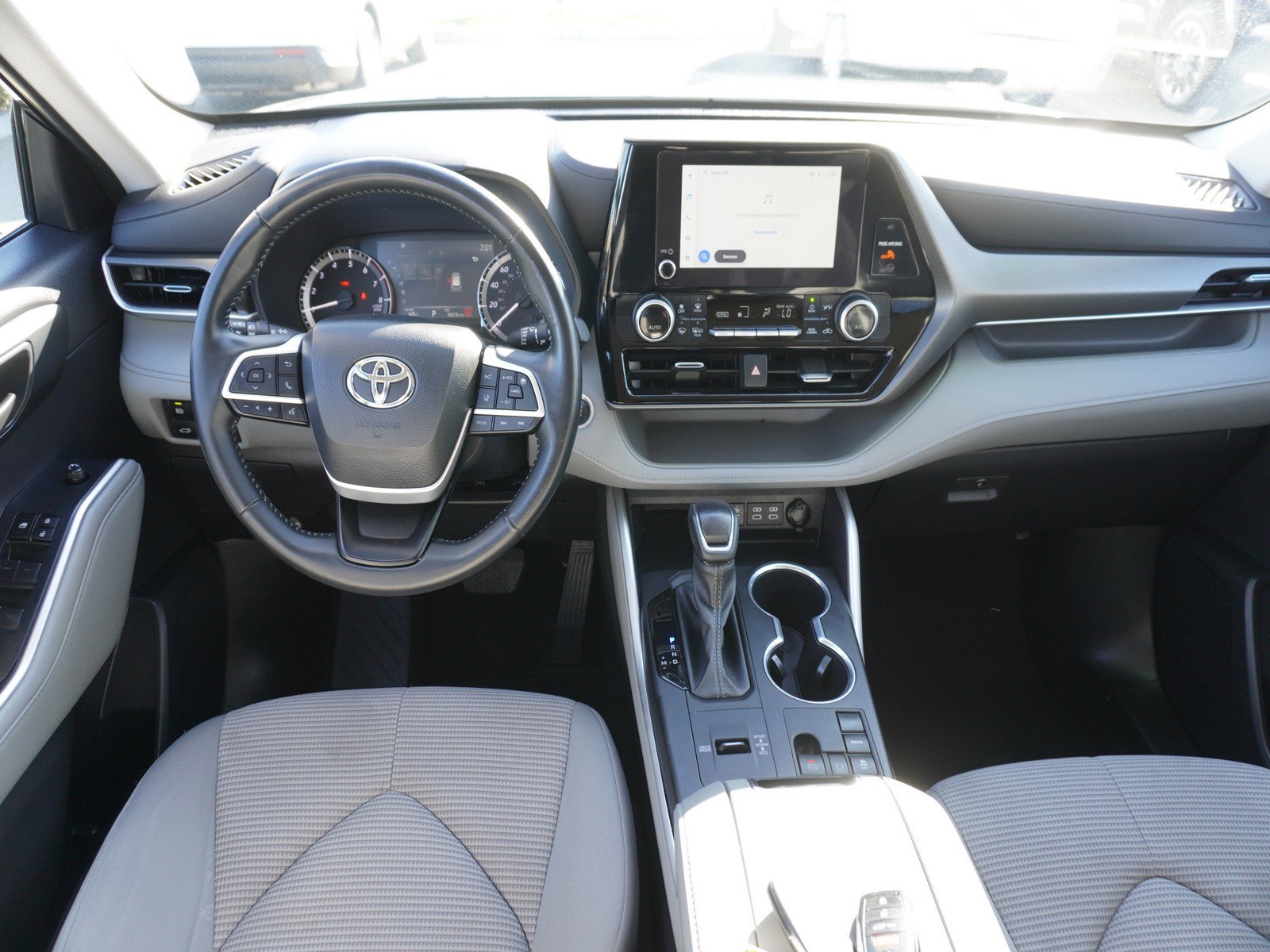 Used 2024 Toyota Highlander LE video 2