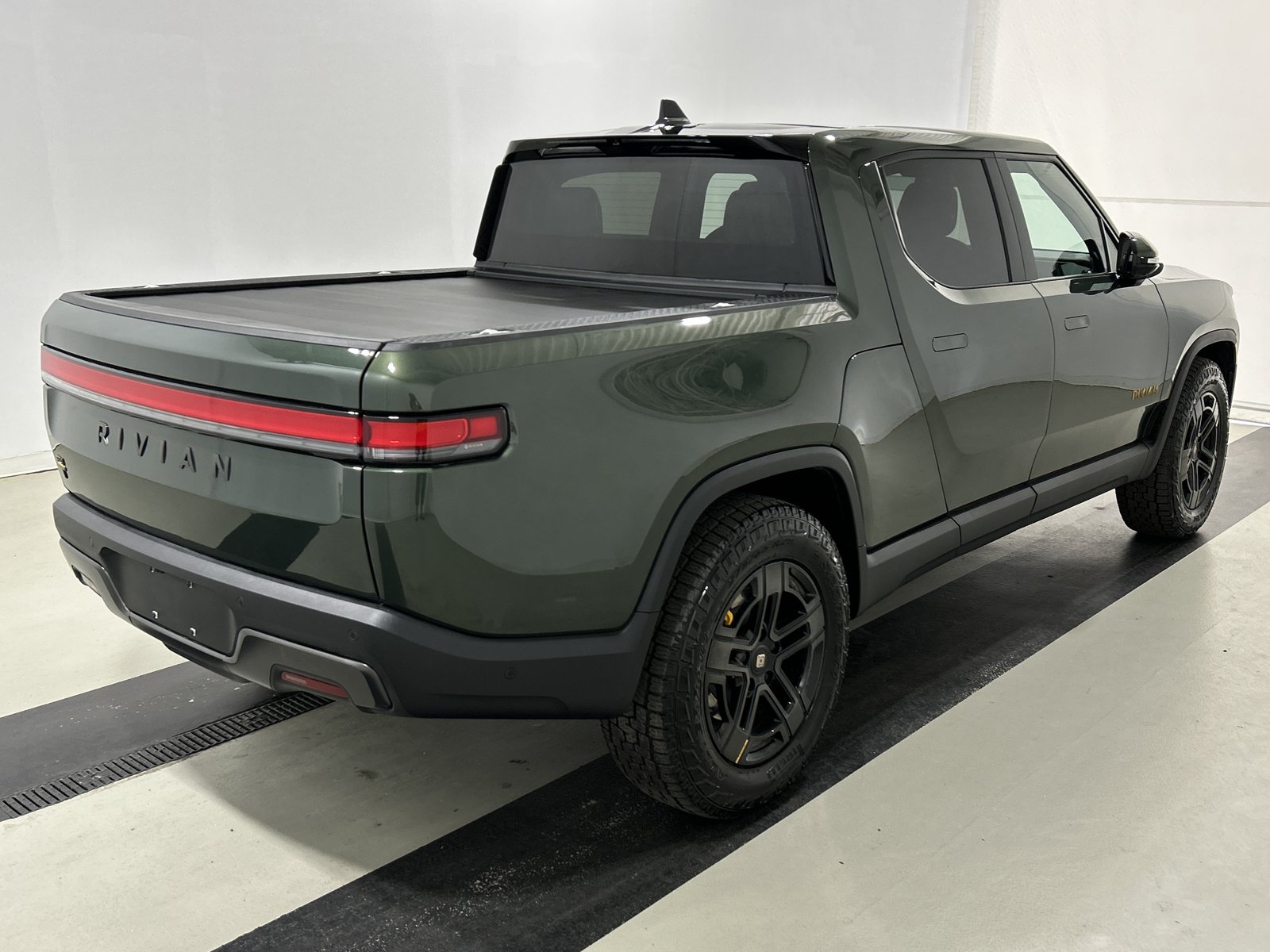 Used 2025 Rivian R1T Premium AWD/4WD image 5